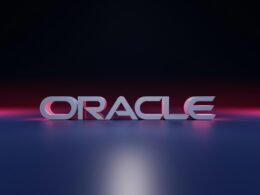 Abstraktes, modernes Logo auf neutralem Hintergrund für digitalen Einsatz, passend zu Technologie- und Marketingartikeln