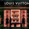 Innenansicht eines Louis Vuitton Stores mit Mannequins und Handtaschen in einem modernen Schaufenster-Design.