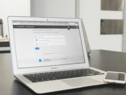 Ein MacBook Air steht geöffnet auf einem Schreibtisch und ist bereit für den Einsatz im Büro oder Homeoffice.
