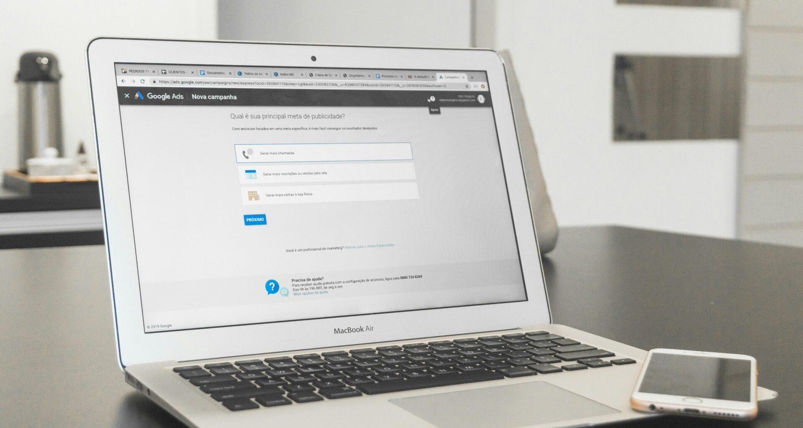 Ein MacBook Air liegt auf einem Tisch in einer modernen Umgebung und symbolisiert zeitgemäße Techniknutzung.