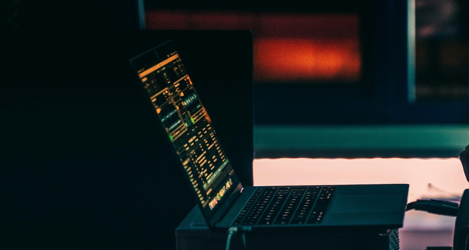 Ein MacBook Pro auf einem weißen Tisch, bereit für den Einsatz im Homeoffice oder im modernen Büro.