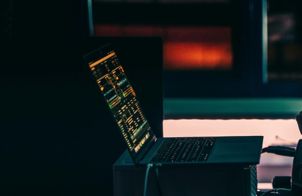 MacBook Pro auf einem weißen Tisch in einer hellen Umgebung, geeignet für produktives Arbeiten im Büro oder Homeoffice