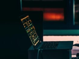 MacBook Pro auf einem weißen Tisch in einer hellen Umgebung, geeignet für produktives Arbeiten im Büro oder Homeoffice