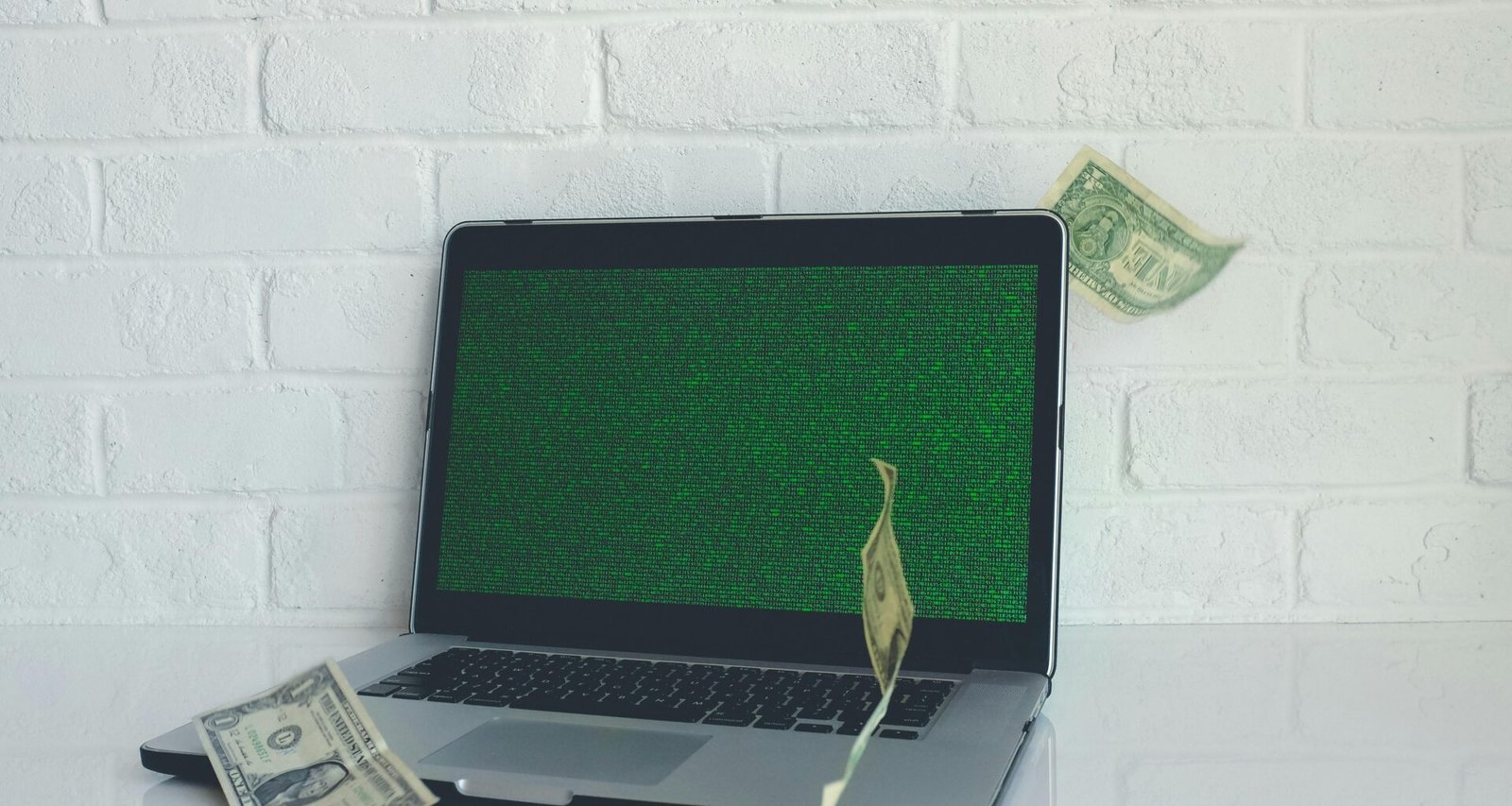 MacBook Pro auf einem Tisch im Einsatz, mit moderner Arbeitsumgebung, geeignet für kreatives Arbeiten und technologische Aufgaben