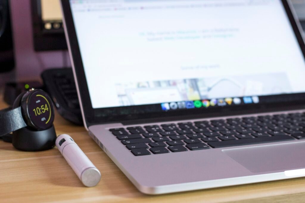 Ein eingeschalteter MacBook Pro steht geöffnet auf einem Tisch und zeigt den Bildschirm, perfekte Wahl für digitale Projekte.