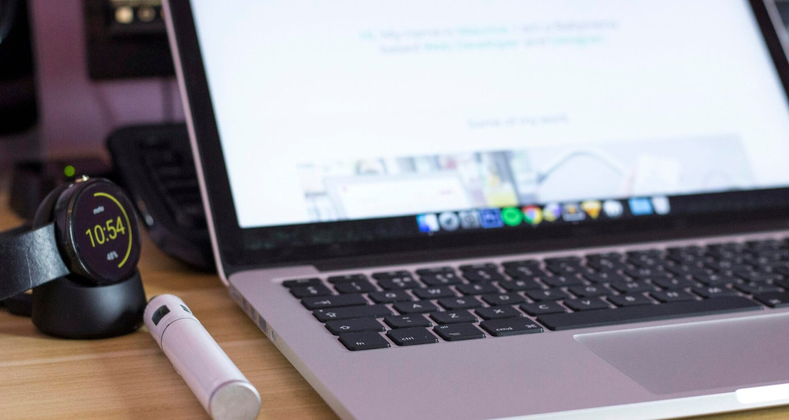 Ein eingeschalteter MacBook Pro steht geöffnet auf einem Tisch und zeigt den Bildschirm, perfekte Wahl für digitale Projekte.