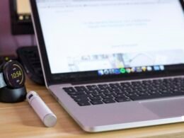 Ein eingeschalteter MacBook Pro steht geöffnet auf einem Tisch und zeigt den Bildschirm, perfekte Wahl für digitale Projekte.