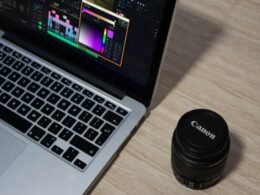 Ein MacBook Pro auf einem Tisch mit geöffnetem Photoshop-Fenster auf dem Bildschirm, klare Ansicht von Tastatur und Display.