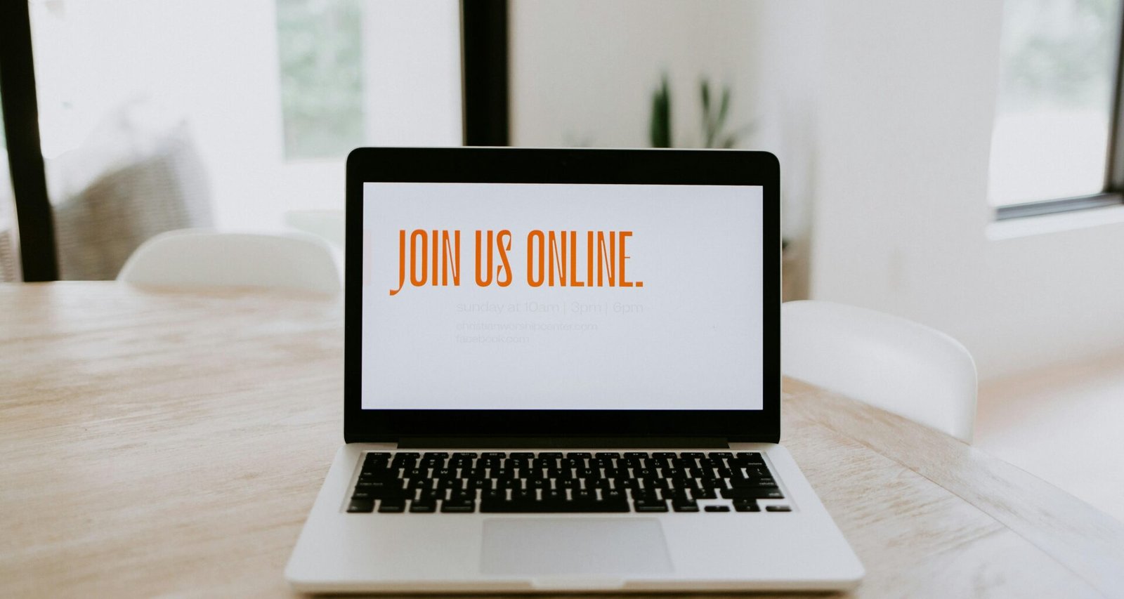 MacBook Pro liegt auf einem braunen Holztisch; eine moderne Arbeitsumgebung passend für digitale Projekte und Online-Marketing.