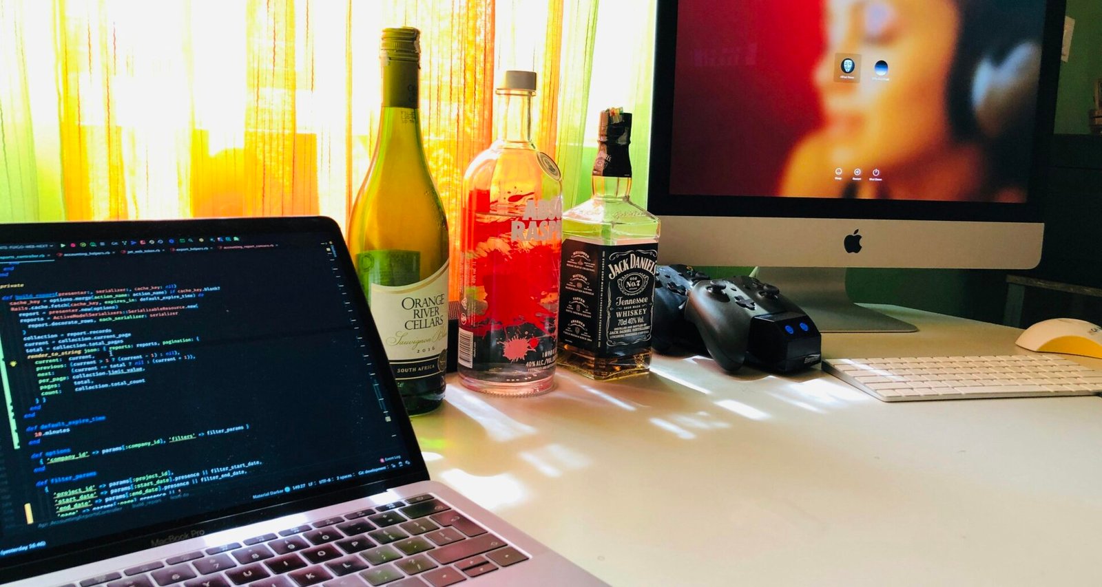 MacBook Pro steht offen auf einem Tisch, bereit zur Nutzung für digitale Projekte und Arbeitsaufgaben