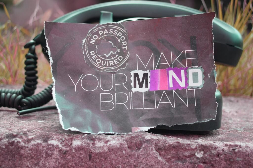 Nahaufnahme einer Notiz mit dem handgeschriebenen Text 'Make your mind brilliant' auf weißem Papier