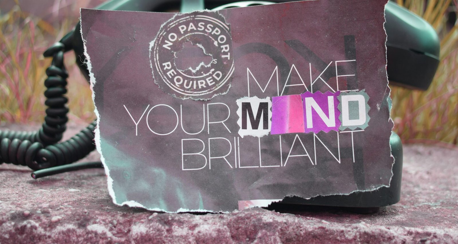 Nahaufnahme einer Notiz mit dem handgeschriebenen Text 'Make your mind brilliant' auf weißem Papier