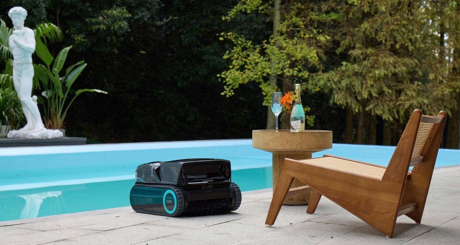 Ein Mähroboter arbeitet neben einem Außenpool im Garten und erleichtert die regelmäßige Rasenpflege durch Automatisierung.