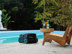 Ein Mähroboter arbeitet neben einem Außenpool im Garten und erleichtert die regelmäßige Rasenpflege durch Automatisierung.