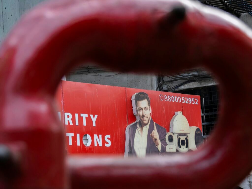 Ein Mann ist auf einem roten Werbeplakat im Stadtgebiet abgebildet, das moderne Werbemaßnahmen illustriert.