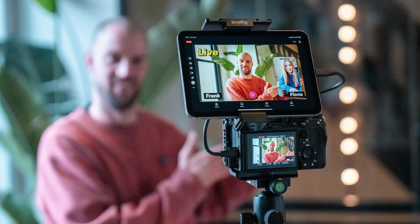 Mann filmt einen Videocall mit einer Kamera für professionelle Online-Meetings in modernem Umfeld