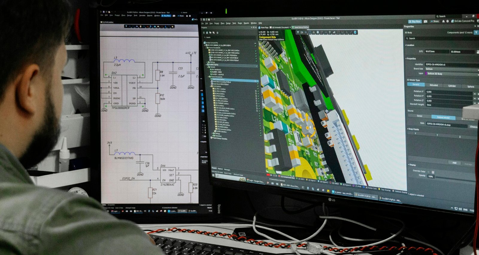 Mann sitzt am Arbeitsplatz und betrachtet eine digitale Schaltplanzeichnung auf einem Computerbildschirm