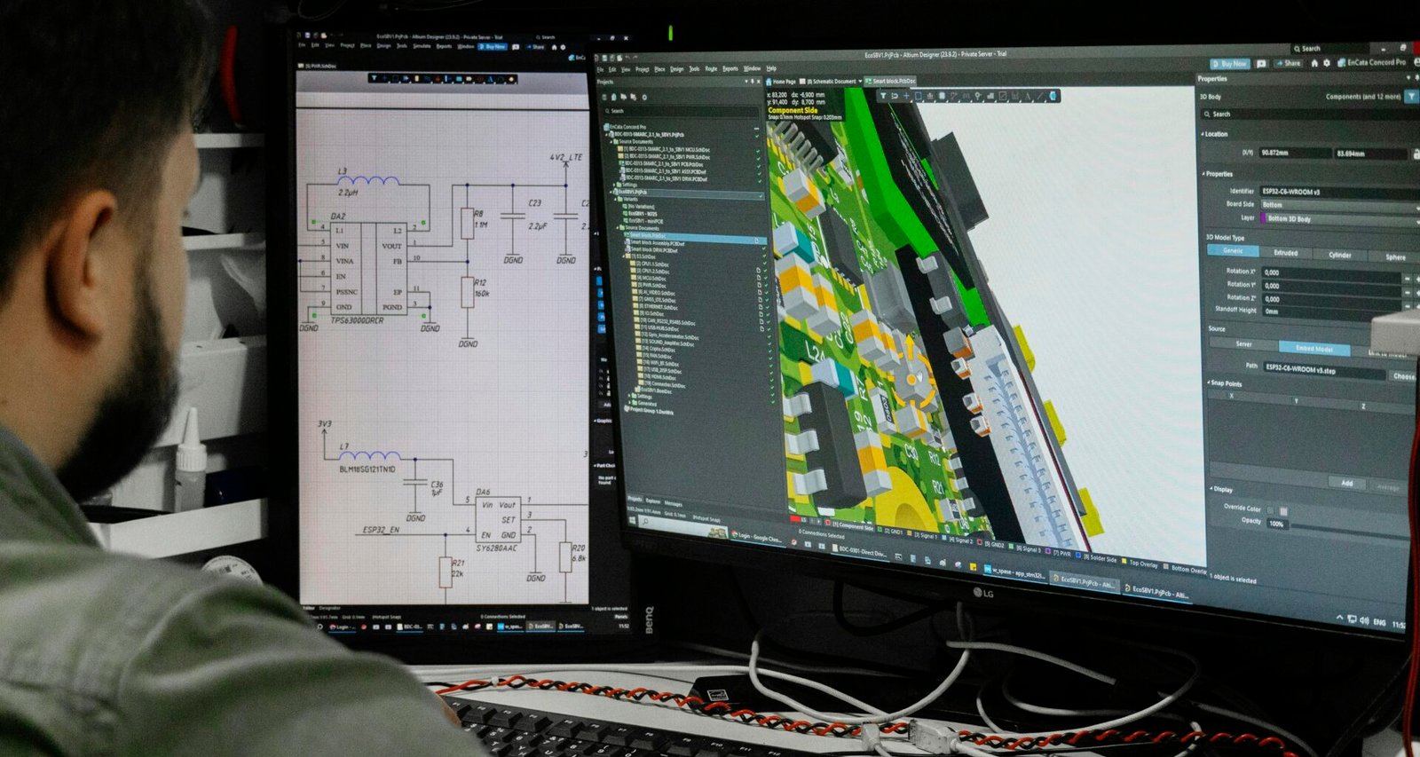 Ein Mann sitzt vor einem Computer und analysiert auf dem Bildschirm die Darstellung eines elektronischen Schaltkreis-Designs.