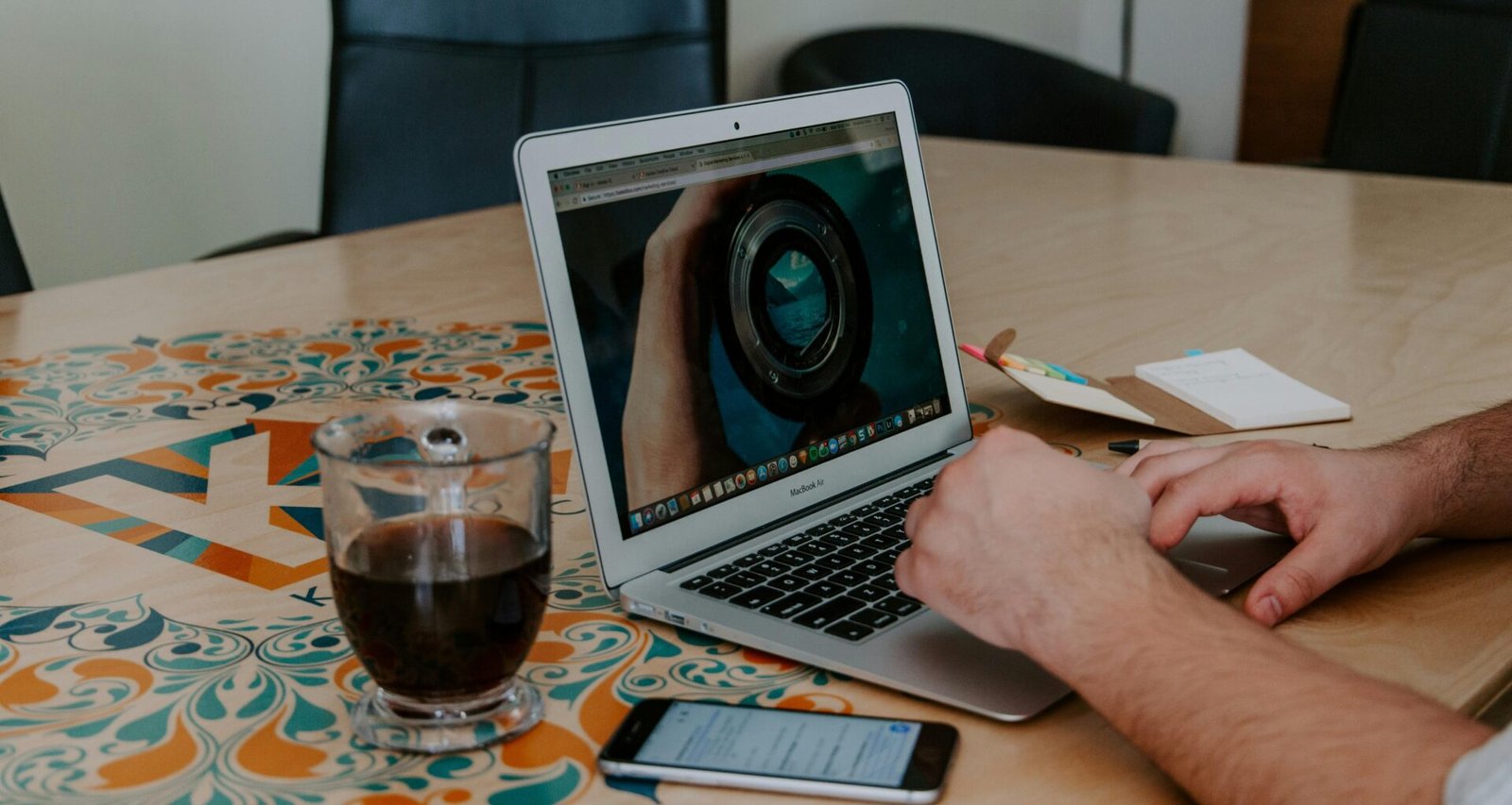 Mann sitzt an einem Schreibtisch und arbeitet an einem Laptop-Computer in einem modernen Büro