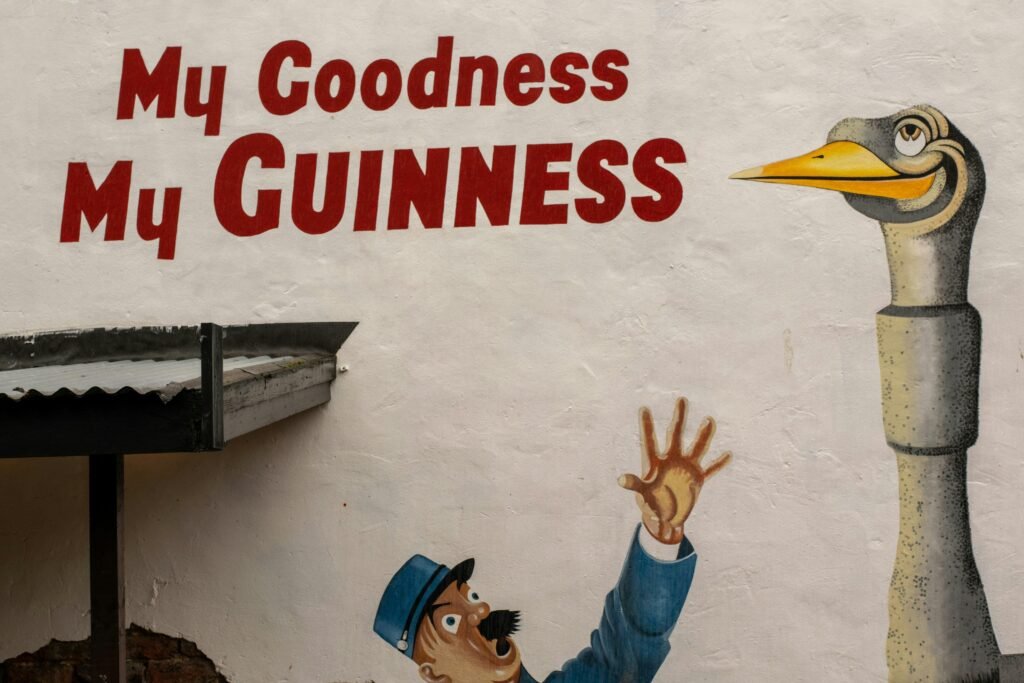 Ein Mann streckt die Hand nach einer detaillierten Gänsestatue mit Text aus, im urbanen Umfeld aufgenommen