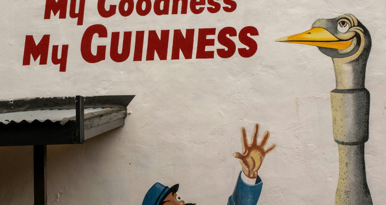 Ein Mann streckt die Hand nach einer detaillierten Gänsestatue mit Text aus, im urbanen Umfeld aufgenommen