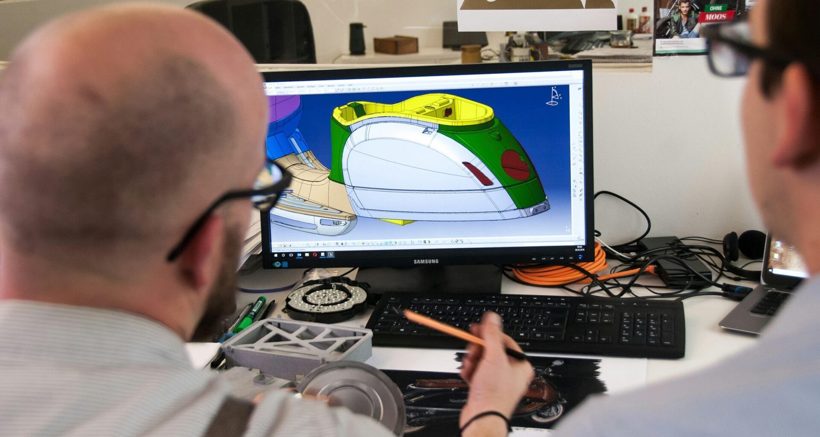 Porträt eines Mannes mit weißen Hemd und schwarzer Brille vor einem neutralen Hintergrund, optimal für Business-Themen