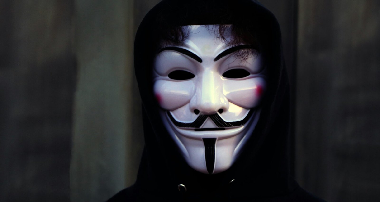 Ein Mann trägt eine Maske, steht im urbanen Umfeld und thematisiert Schutzmaßnahmen und Digitalisierung.