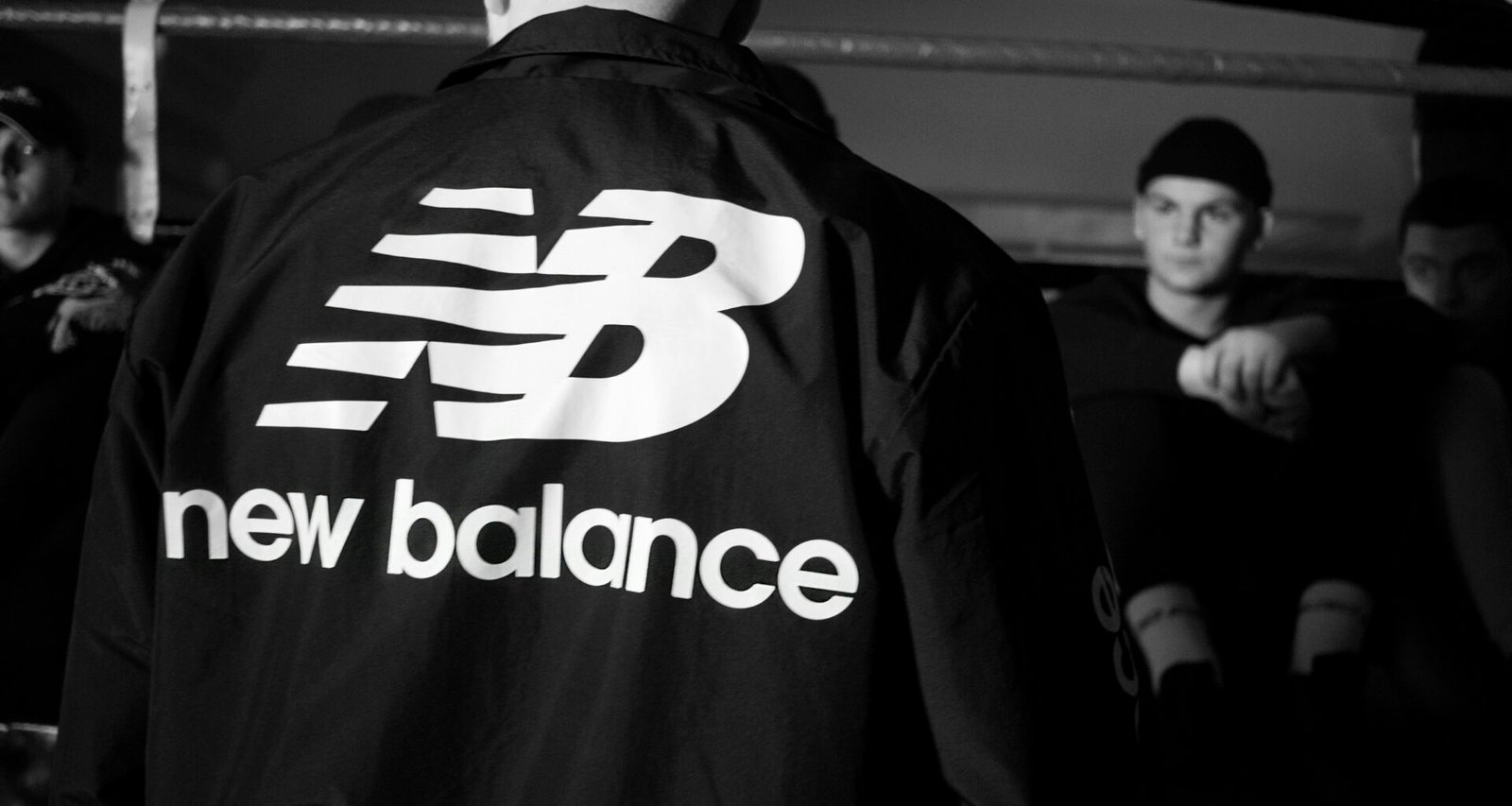 Ein Mann in einer schwarz-weißen Adidas Jacke, aufgenommen für einen Artikel über moderne Streetwear und Techniktrends