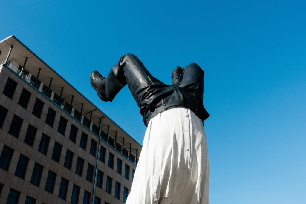 Statue eines Mannes in weißem Hemd und weißer Hose in moderner Ausführung, frontal aufgenommen