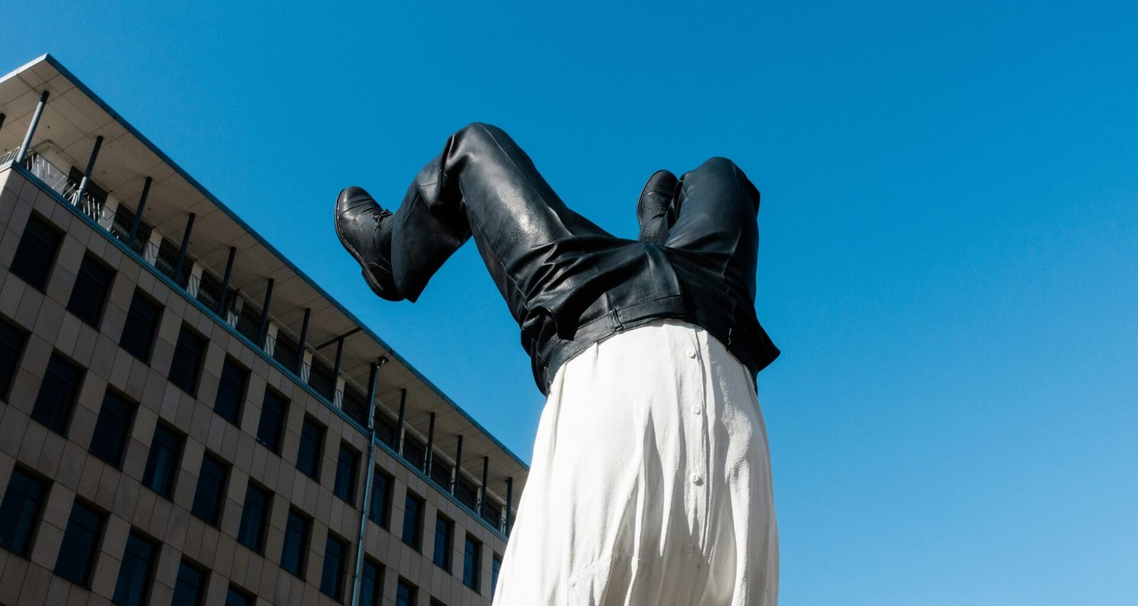 Statue eines Mannes in weißem Hemd und weißer Hose in moderner Ausführung, frontal aufgenommen
