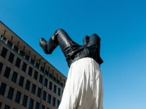 Statue eines Mannes in weißem Hemd und weißer Hose in moderner Ausführung, frontal aufgenommen