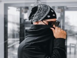 Mann mit Bandana und Sonnenbrille, der sein Gesicht teilweise verdeckt, Symbol für digitale Anonymität