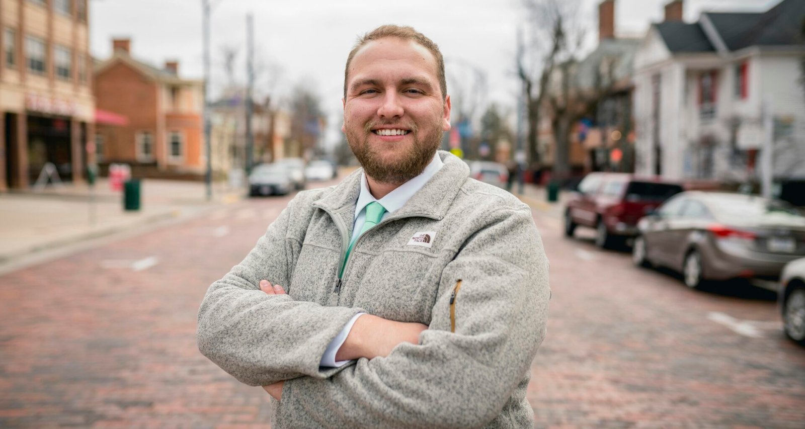 Mann mit grauem Sakko vor neutralem Hintergrund, als Sinnbild für moderne Businessmode