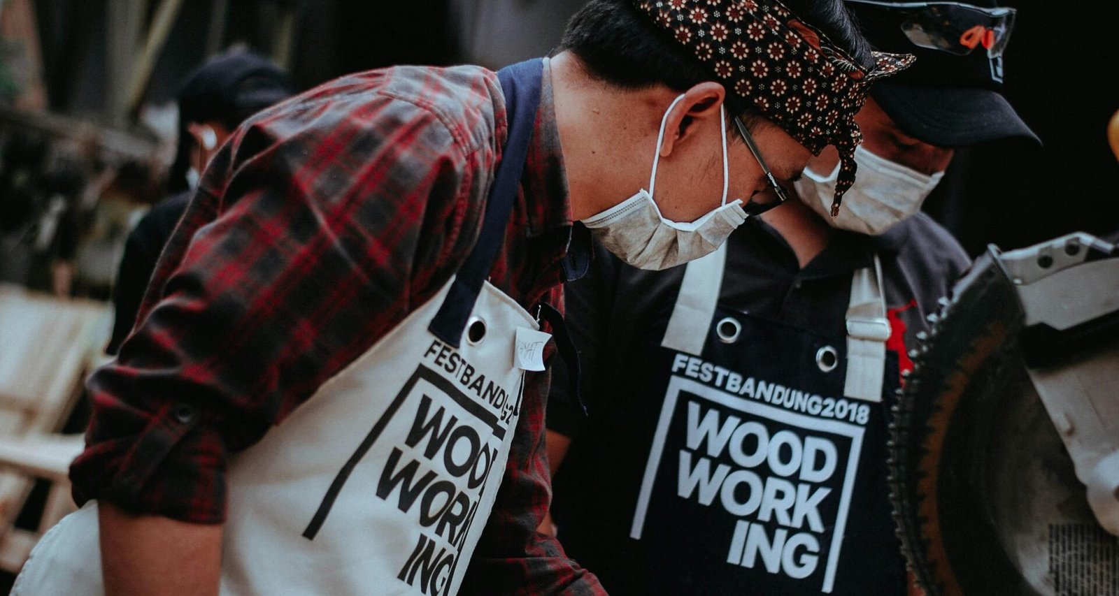 Mann mit weißer Schürze und Maske während der Arbeit, Fokus auf professionelle Hygiene und Schutzmaßnahmen