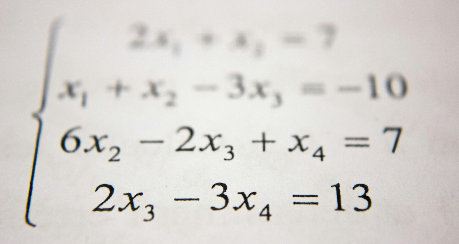 Mathematische Formeln und Berechnungen auf einem Blatt Papier, veranschaulichen den Prozess der Computation