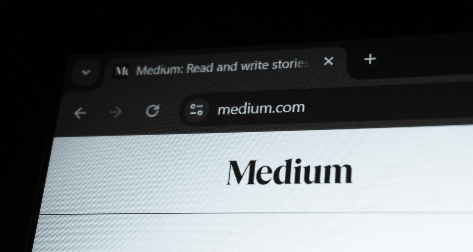 Die Website von Medium.com geöffnet und vollständig auf einem Bildschirm dargestellt, Fokus auf Interface und Design