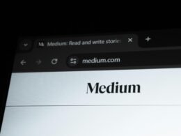 Die Website von Medium.com geöffnet und vollständig auf einem Bildschirm dargestellt, Fokus auf Interface und Design