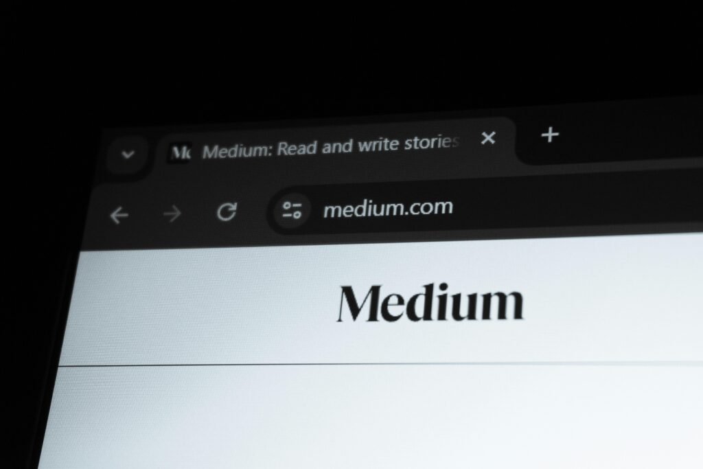 Ein Computerbildschirm zeigt die Startseite von Medium.com mit Artikeln und Navigationselementen, fotografiert von Zulfugar Karimov.