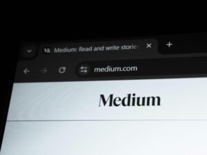 Die Website von Medium.com wird auf einem Bildschirm dargestellt und zeigt das typische Layout der Blogging-Plattform.