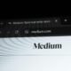 Die Website von Medium.com wird auf einem Bildschirm dargestellt und zeigt das typische Layout der Blogging-Plattform.