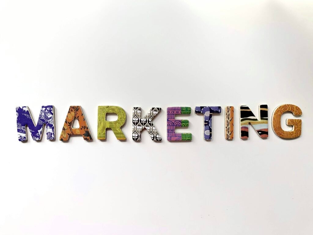 Freistehende, mehrfarbige Buchstaben bilden das Wort Marketing und illustrieren Kreativität im Werbebereich.