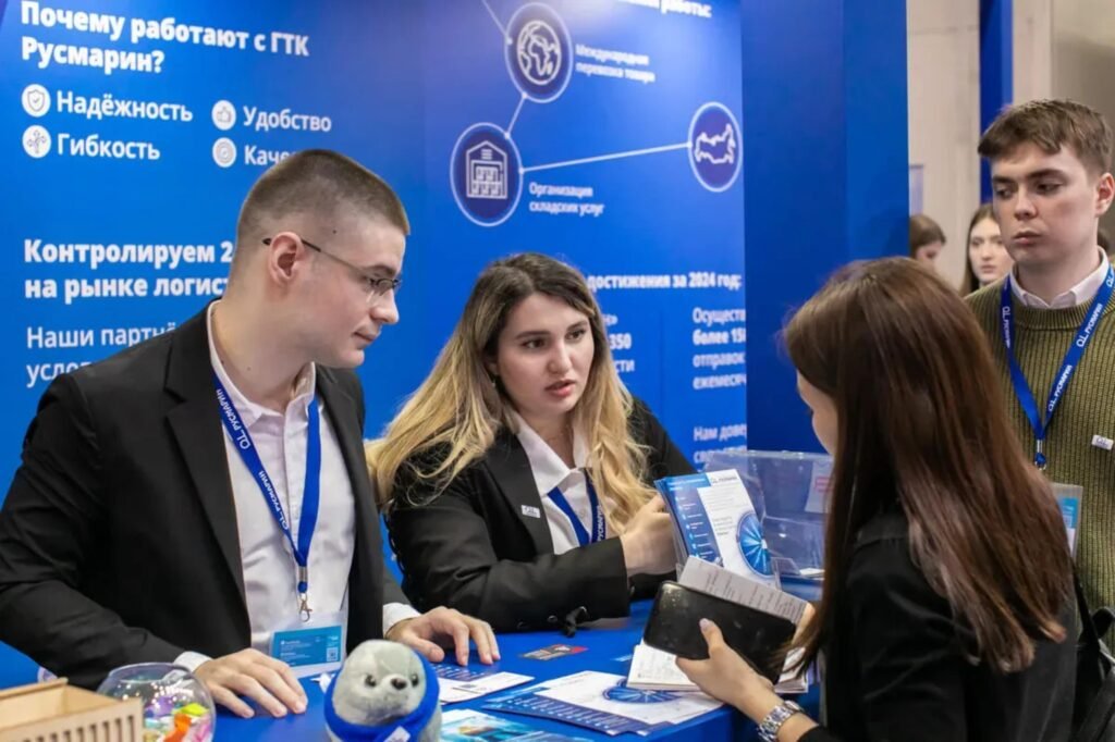 Menschen unterhalten sich an einem Messestand auf einer Fachausstellung und informieren sich über Angebote und Innovationen.