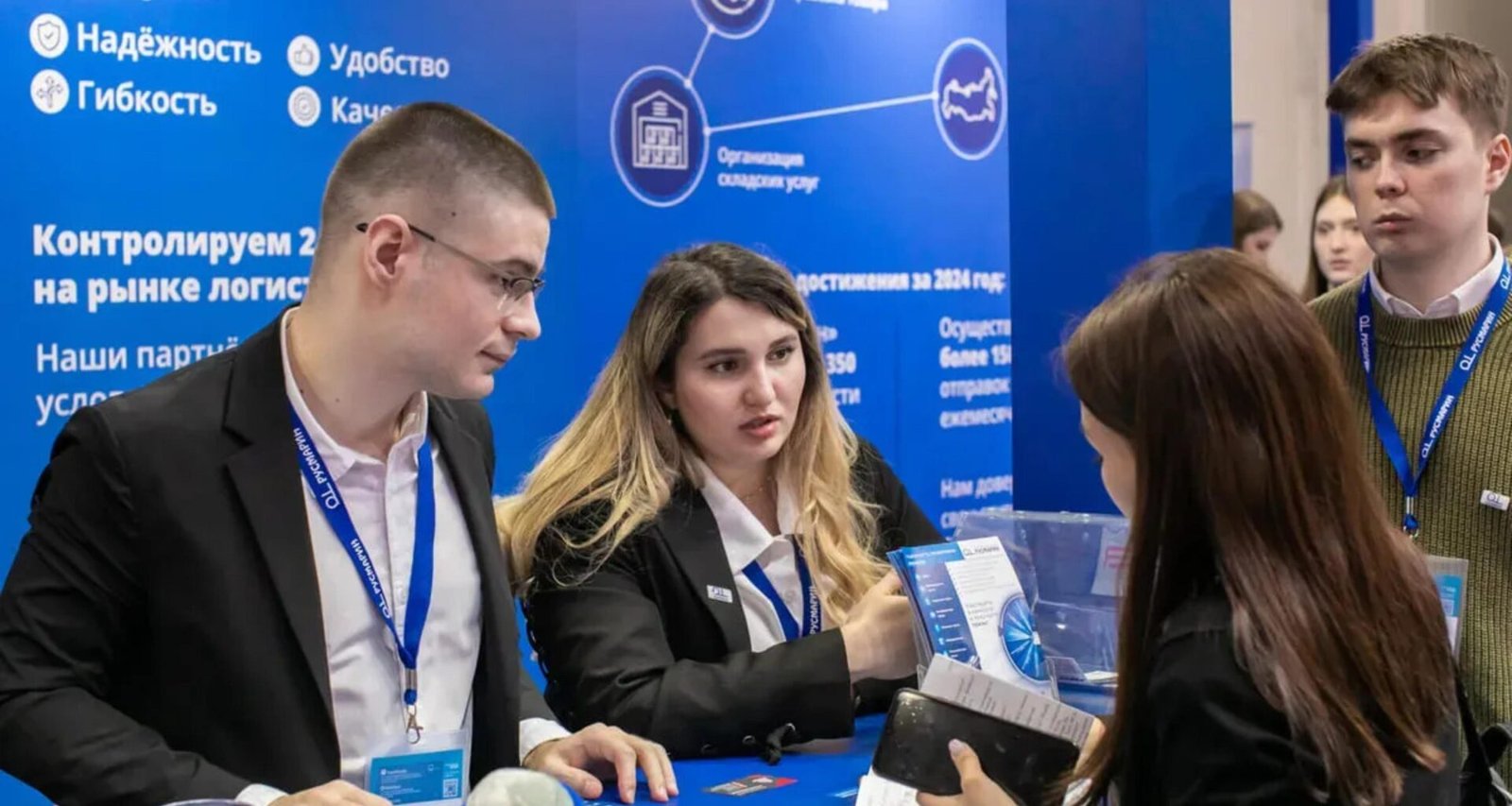 Besucher unterhalten sich und informieren sich an einem Stand auf einer gut besuchten Business-Ausstellung.