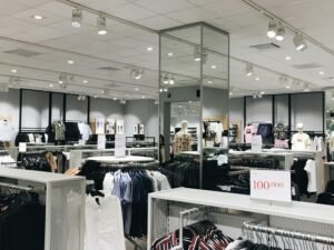 Mehrere Personen sitzen auf Stühlen in einem großen, modernen Gebäude zusammen und tauschen sich aus.