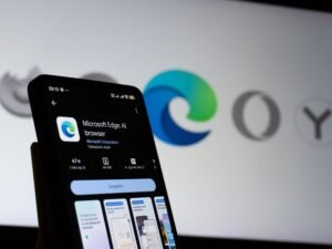 Microsoft Edge App geöffnet auf einem Smartphone-Display, moderner Hintergrund, Fokus auf die Benutzeroberfläche