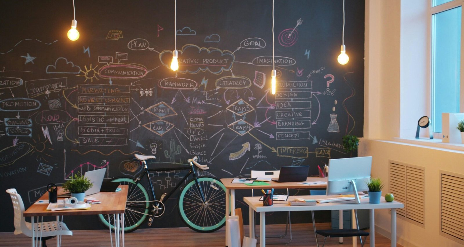 Helles, modernes Büro mit schwarzer Tafelfläche an der Wand und mehreren Fahrrädern im Raum