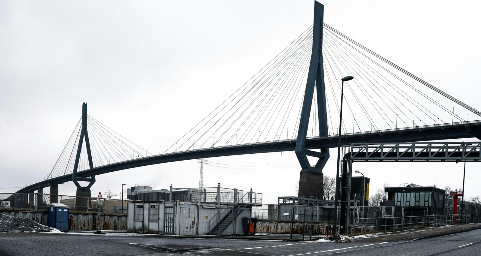 Moderne Schrägseilbrücke mit hohen Türmen und zahlreichen Stahlseilen, die die Fahrbahn tragen, aufgenommen bei Tageslicht