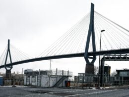 Moderne Schrägseilbrücke mit hohen Türmen und zahlreichen Stahlseilen, die die Fahrbahn tragen, aufgenommen bei Tageslicht