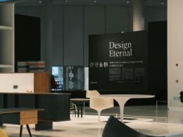 Zeitgemäß gestalteter Ausstellungsraum mit minimalistischem Mobiliar und deutlicher Beschilderung in neutralem Umfeld.