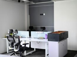 Modernes Büro mit Schreibtischen und ergonomischen Stühlen, aufgenommen in heller, freundlicher Arbeitsumgebung